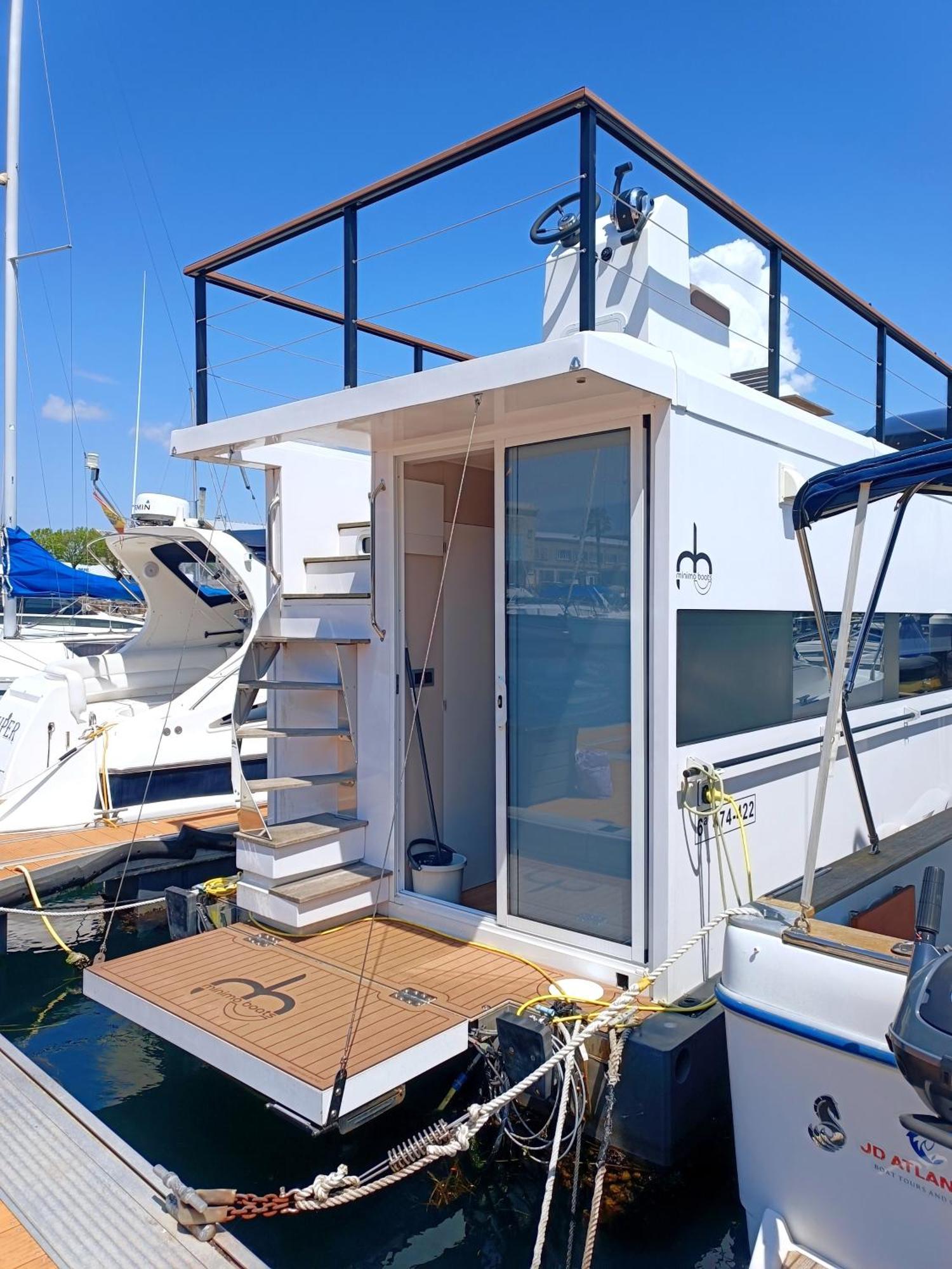 Botel Casa Flotante En El Puerto De - Different Charter *